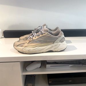 Yeezy 700 V2 Cream